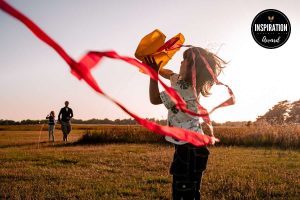 Siegerfoto kind mit Drachen der durchs Bild weht und festgehalten wird