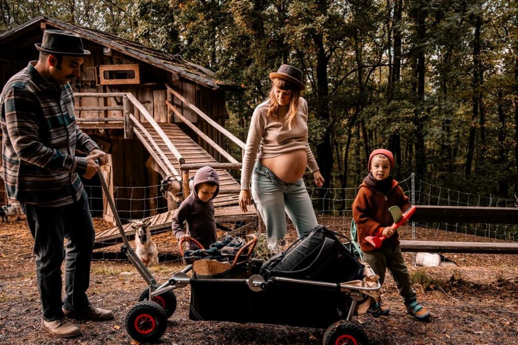 Familie mit Kindern bei Schwangerschaftsshooting