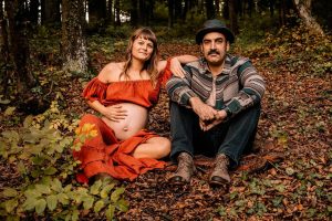 Paarfoto mit Babybauch im Wald schwanger nackter Bauch