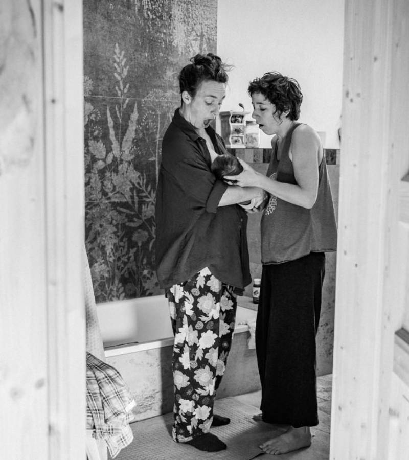 Authentische Familienfotografie nach der Geburt